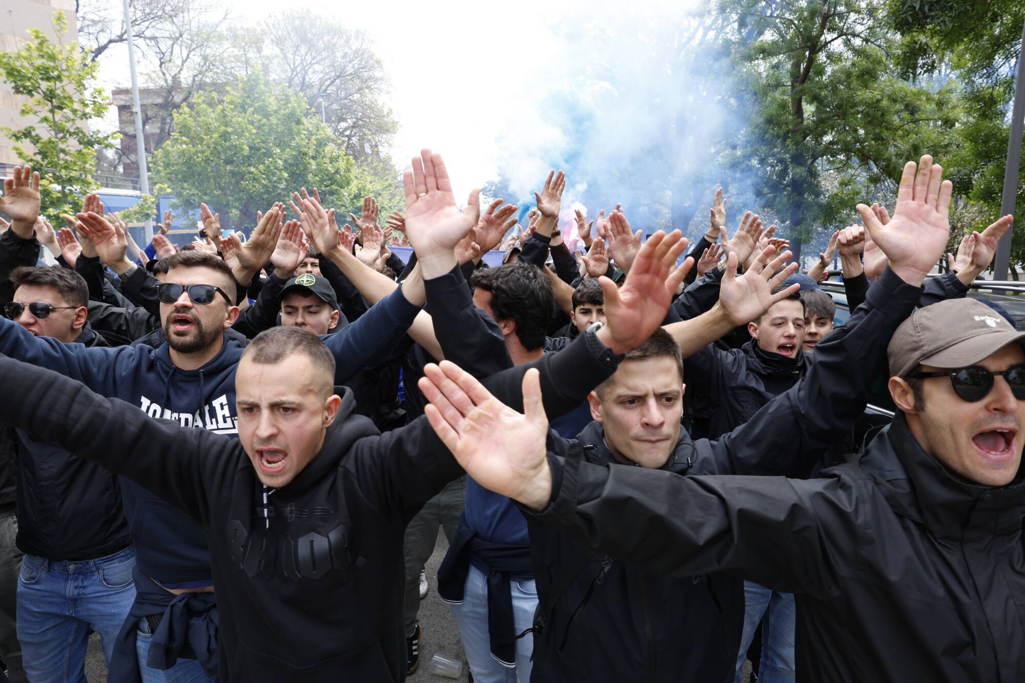 La afición del Oviedo toma Santander antes de enfrentarse al Racing.

