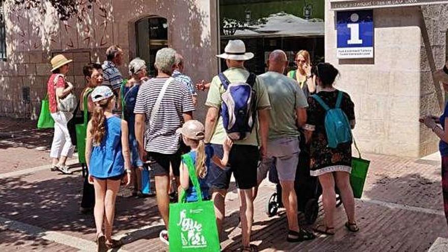 Visitants fent consultes a l&#039;Oficina de Turisme de la Casa Empordà.