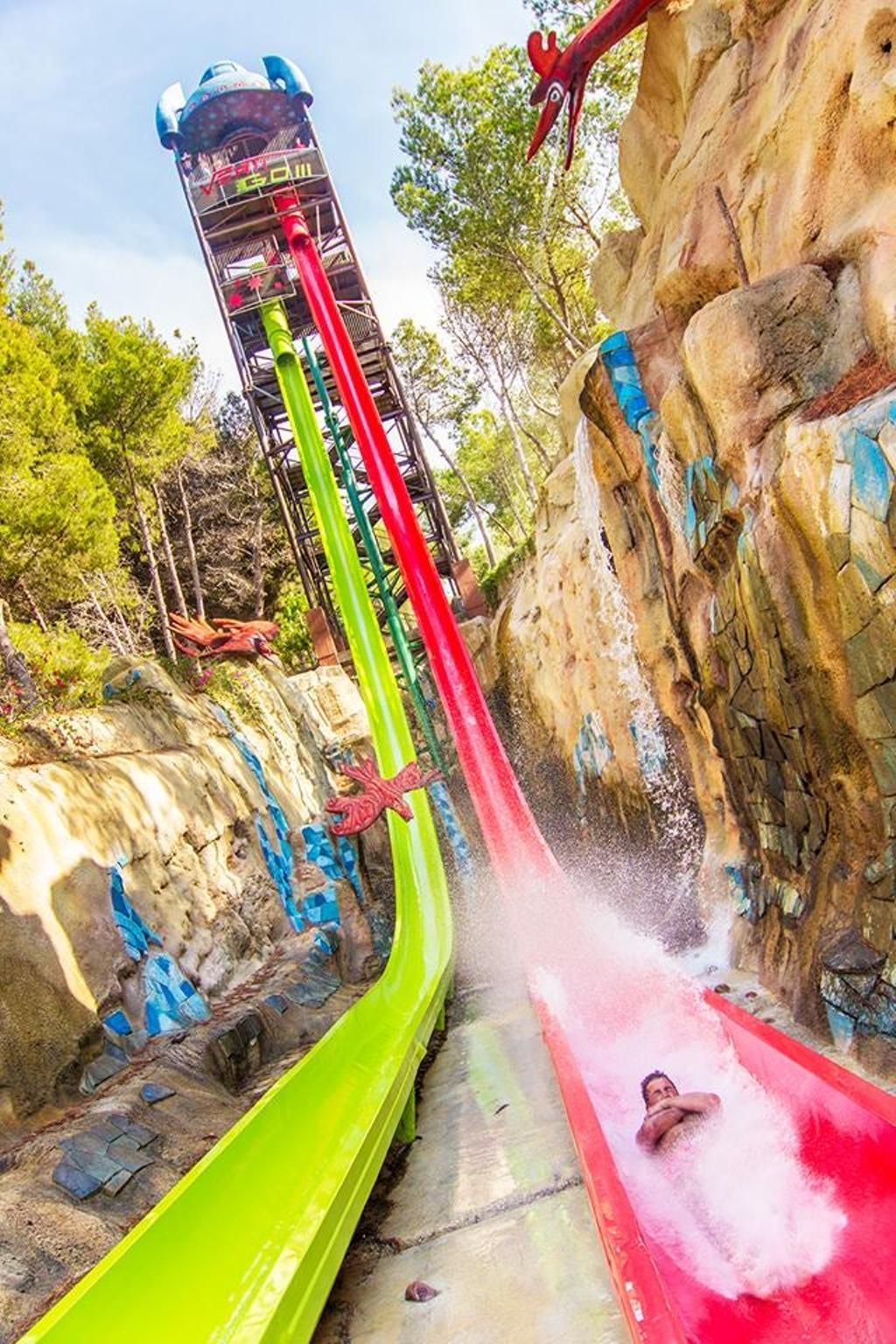 El segundo parque acuático más grande de España, y uno de los más imponentes de Europa. Aqualandia Benidorm, se posiciona como una de las mejores opciones para disfrutar en familia con múltiples opciones para niños, pero también para los adultos más atrevidos. 12 piscinas, 17 toboganes, dos zonas diferentes de atracciones acuáticas para los niños, zonas verdes, 22.000 m2 de aparcamiento gratuito, además de otros servicios esenciales como restaurantes, tiendas, y múltiples zonas de picnic distribuidas por el recinto. ¡Planazo para pasar las tardes de verano.