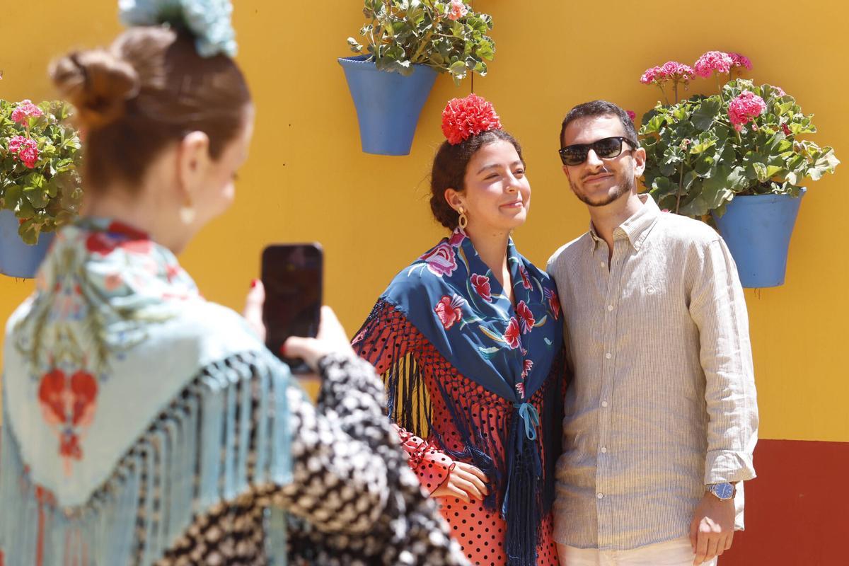 Grupos de amigos, familias y flamenca convierten las calles del recinto en una jornada animada a espera de una noche multitudinaria Grupos de amigos, familias y flamenca convierten las calles del recinto en una jornada animada a espera de una noche multitudinaria