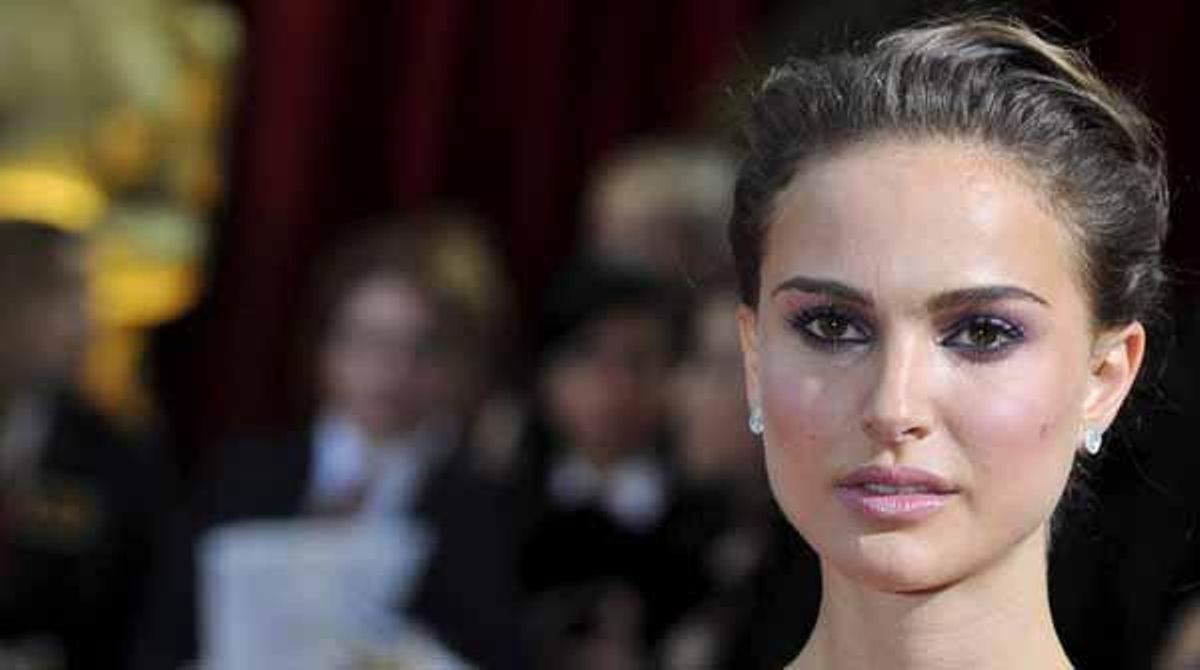 L’actriu Natalie Portman ha anunciat que està embarassada del seu nòvio, el ballarí francès Benjamin Millepied, amb qui s’ha compromès.