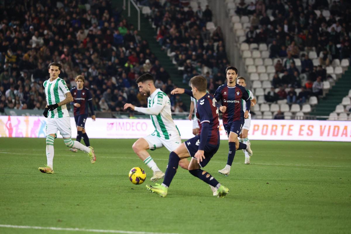 Jacobo González, durante un lance de aquel Córdoba CF-Eibar en El Arcángel.