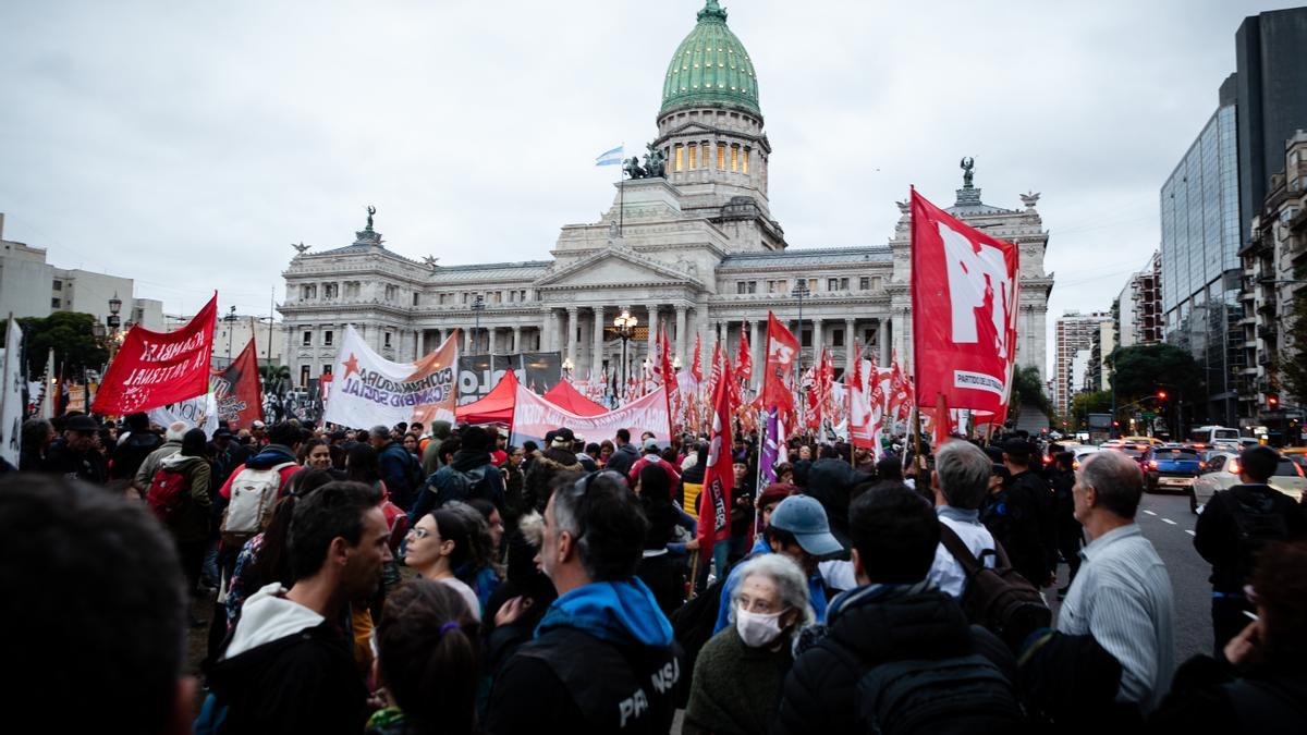 Manifestación frente al Congreso contra la Ley Bases promovida por el Gobierno del ultraderechista Milei, en Buenos Aires.