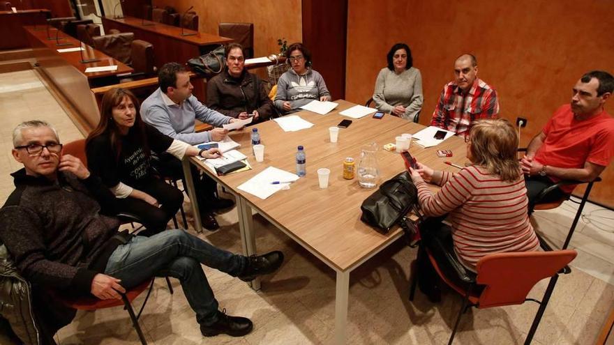 Los trabajadores municipales encerrados en el Ayuntamiento, ayer por la tarde.