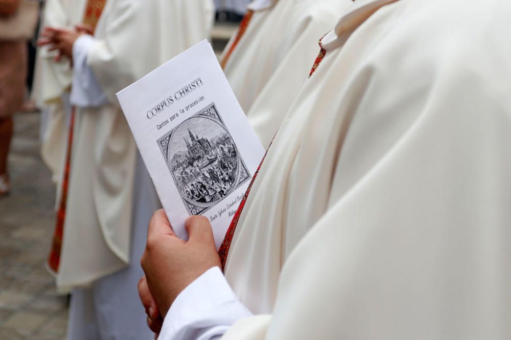 Málaga celebra el Corpus Christi en domingo y pese a las nubes que poco a poco ocupan los cielos, se palpa la alegría de vivir del arranque del verano