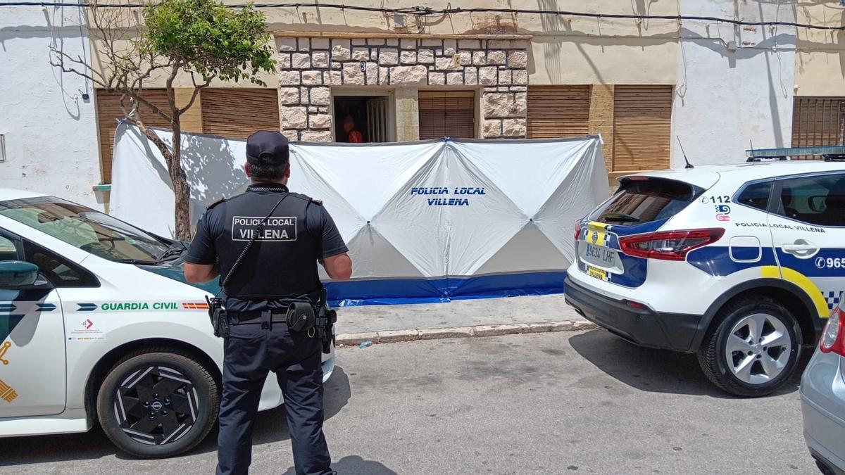La Policía Local de Villena en el lugar donde se produjo el crimen.