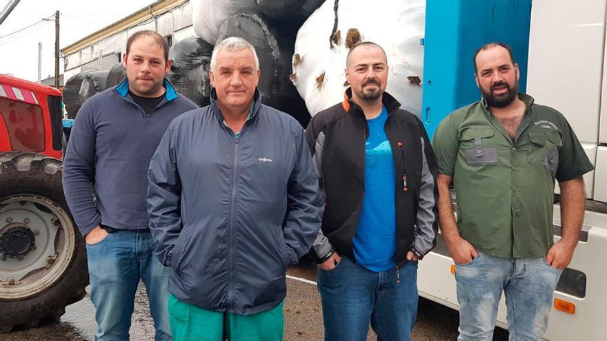 arlos Méndez, César Fernández, Martín González y Darío Fernández, ayer, en Tol, con el camión cargado a sus espaldas. // G.G.