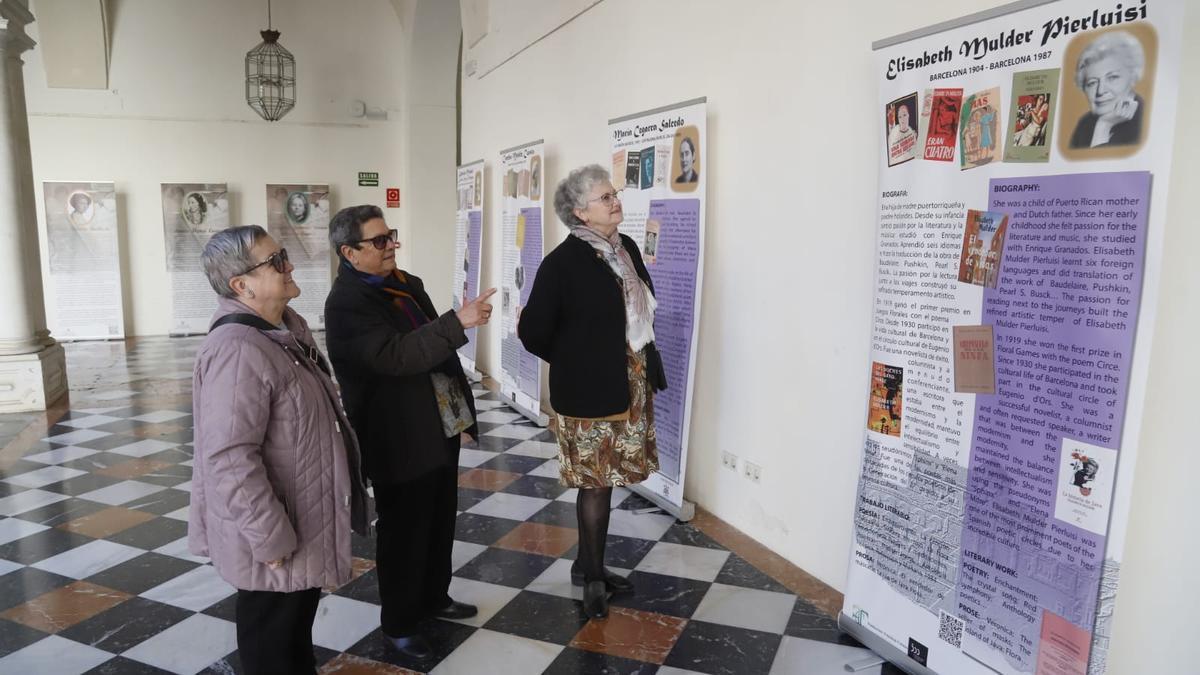 Unas mujeres visitan la exposición en la Diputación