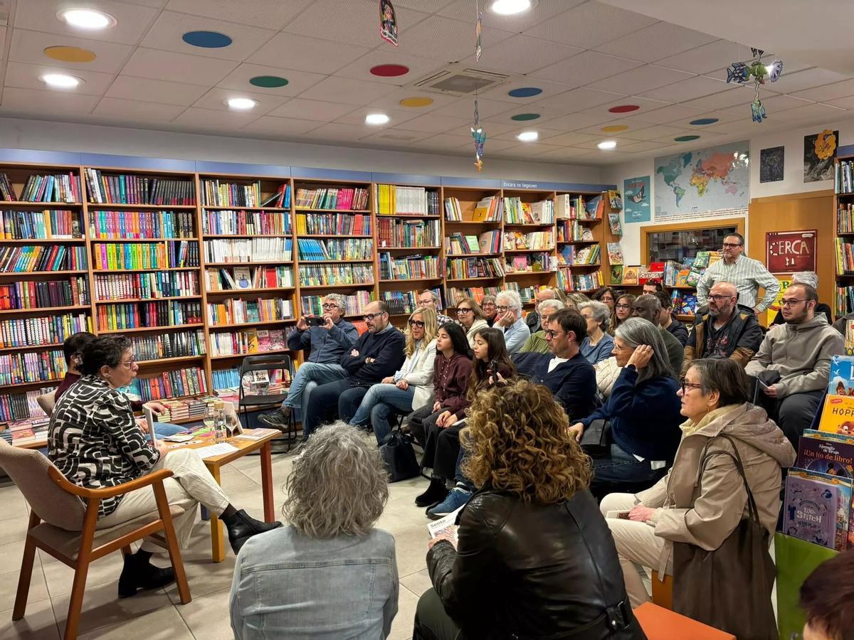 Público asistente durante la presentación del libro de Quim Vilamajó en la librería Aqualata de Igualada