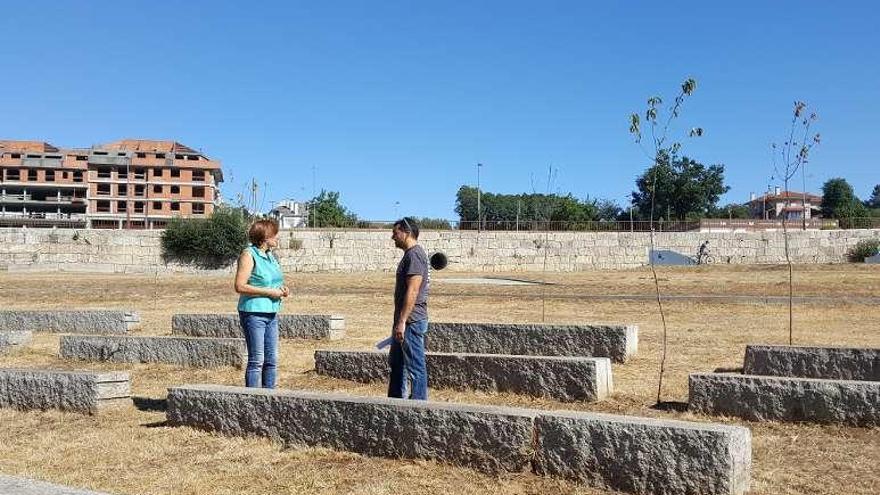 Celia Alonso visita las obras de mantenimiento de zonas verdes.