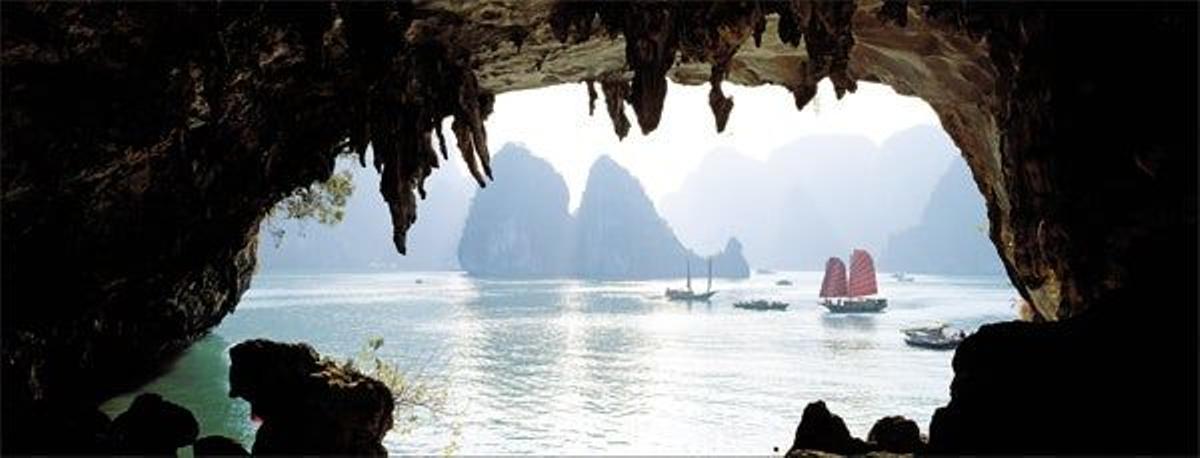 Una leyenda vietnamita
asegura que los singulares
farallones de la Bahía de Ha
Long fueron esculpid