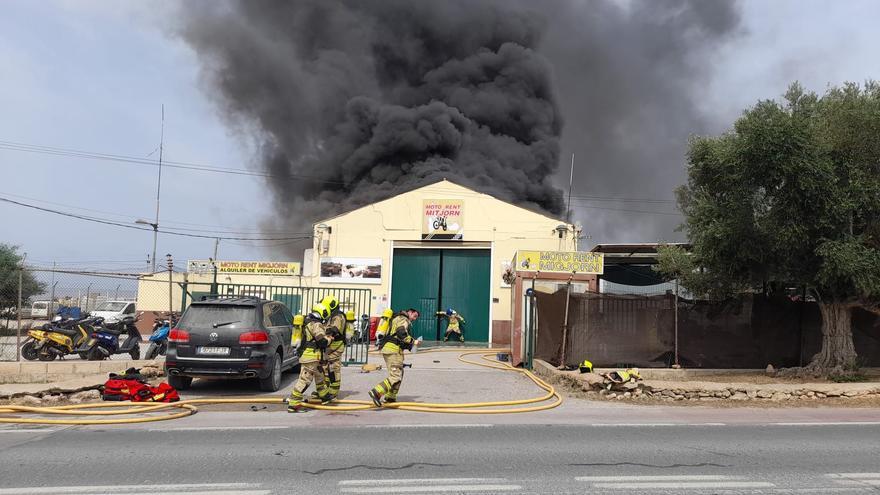 VÍDEO: Arde una nave en Formentera con más de mil vehículos de alquiler en su interior