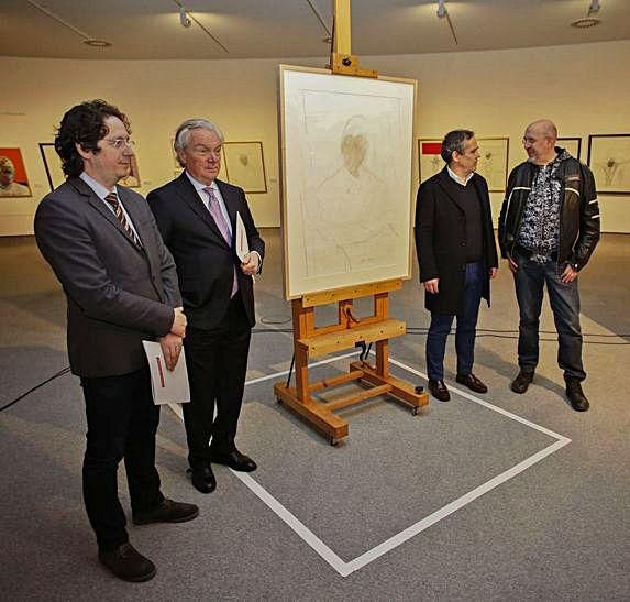 Carlos Cuadros, Umberto Guerini, Vicente Domínguez y Fernando Castro presenten el dibuxu de Francis Bacon.