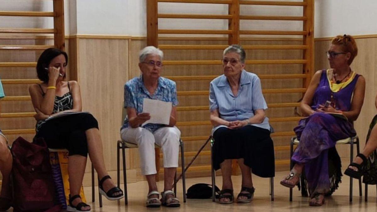 Les escolàpies Maria Teresa Coll i Quimeta Cardona acompanyades d’altres mestres en el seu darrer claustre a l’escola