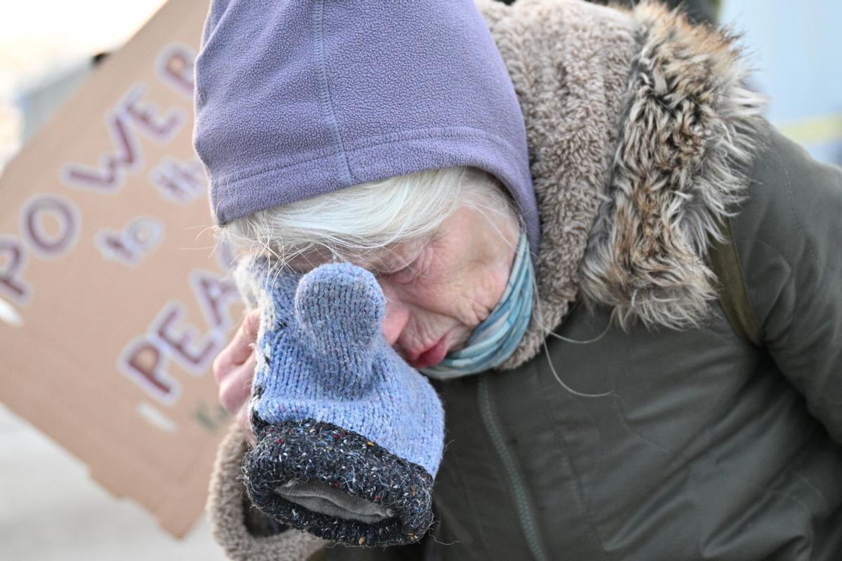 A protester covers their eyes after confronting law enforcement outside the Bishop Henry Whipple Federal Building, Thursday, Jan. 8, 2026, in Minneapolis, Minn. (AP Photo/Tom Baker) Associate Press/ LaPresse Only Italy and Spain. EDITORIAL USE ONLY ITALY AND SPAIN