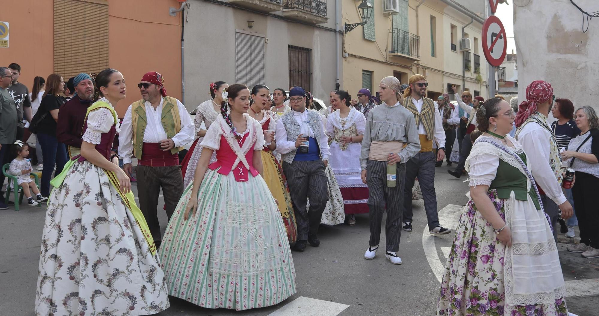 La tradicional visita a las fallas de Xàtiva en imágenes