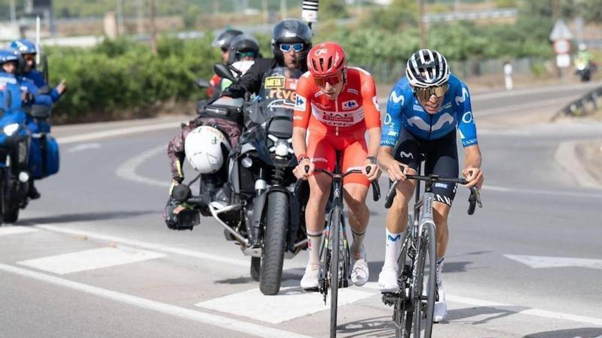 Enric Mas, con Tadej Pogacar a rueda, en sexta etapa de La Vuelta.