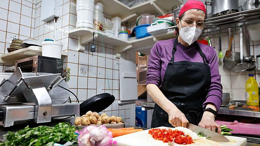 Carmen pone a punto la cocina del Benítez. 