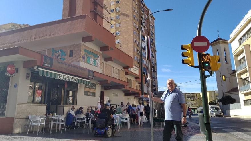 Francisco Moya, presidente de Torrijos, delante del veterano Mercado de Huelin