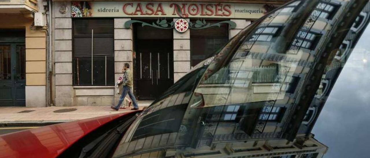 Exterior de la antigua sidrería Casa Moisés, en La Muralla, ahora propiedad de los hermanos González.