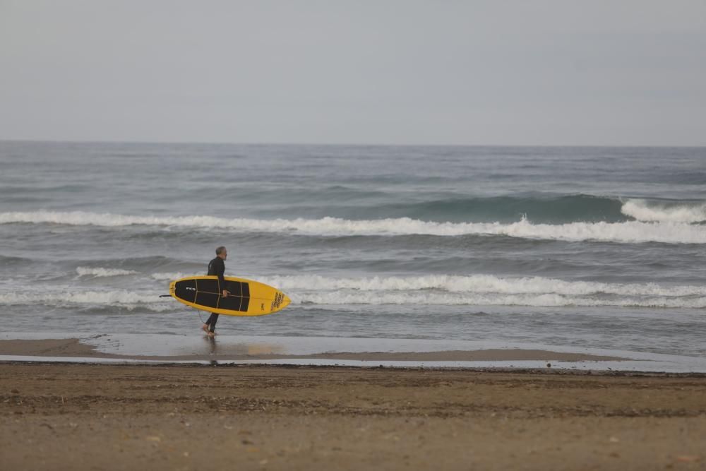 Surfistas en la playa de la Malva-rosa