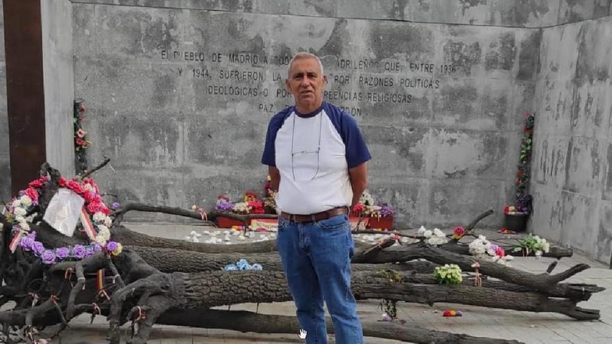 Isidro Jara, sobrino de un fusilado por el franquismo, ante el monumento del cementerio de La Almudena resignificado por el Ayuntamiento de Madrid a base de quitar los nombres de 2.936 ejecutados.