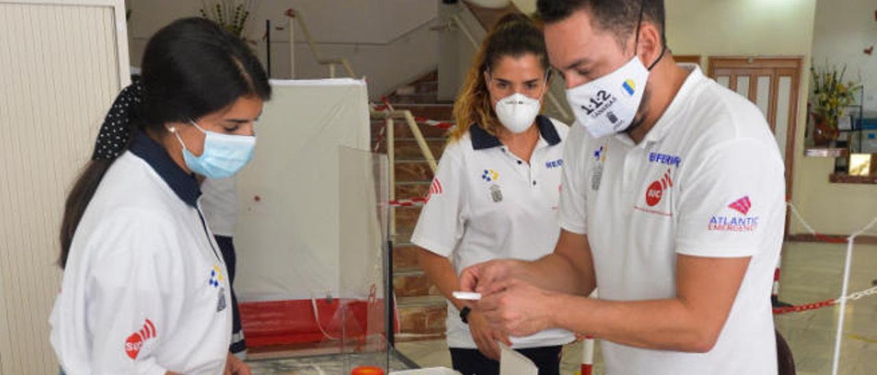 Un grupo de profesionales en el área de cribado de Covid de La Isleta.