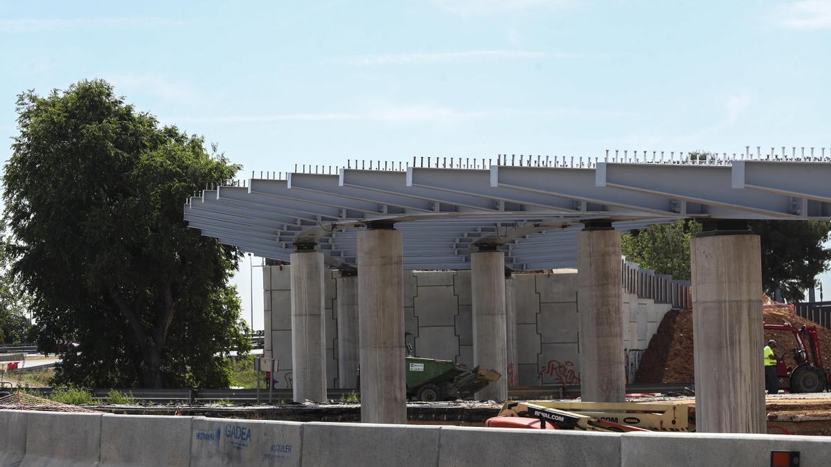 Puente de acero en el nuevo acceso a Turianova desde la V-31.