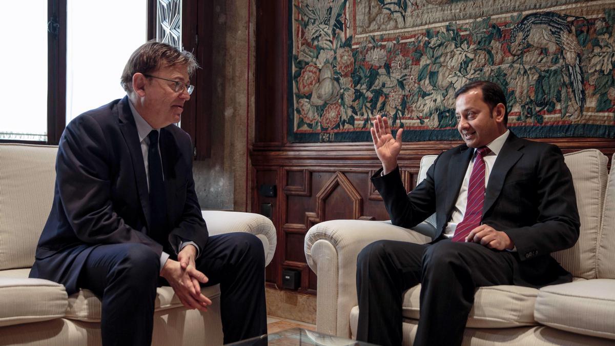 El presidente de la Generalitat Valenciana, Ximo Puig, junto con el presidente del Valencia CF, Anil Murthy.