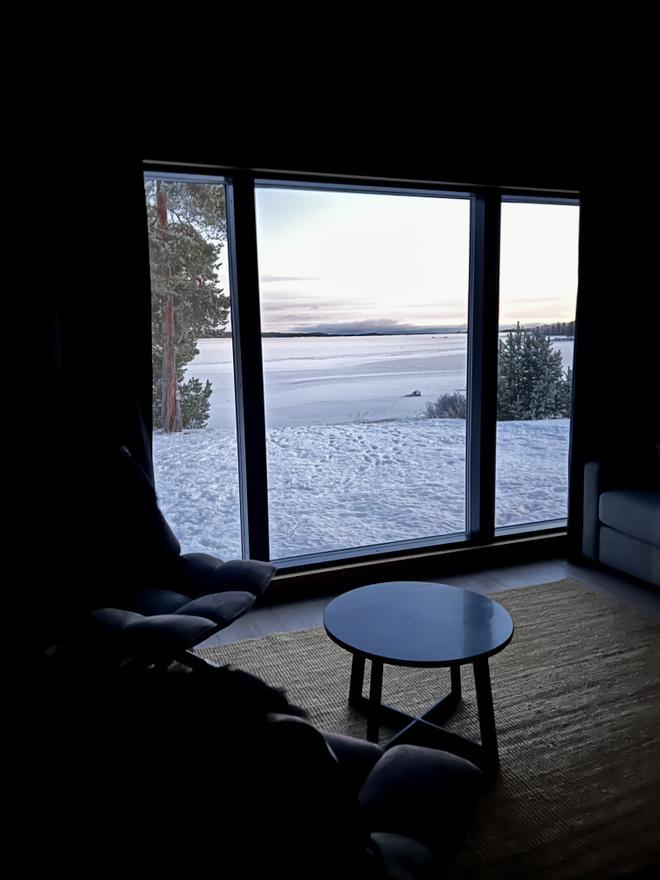 Vistas de un lago congelado en Laponia finlandesa