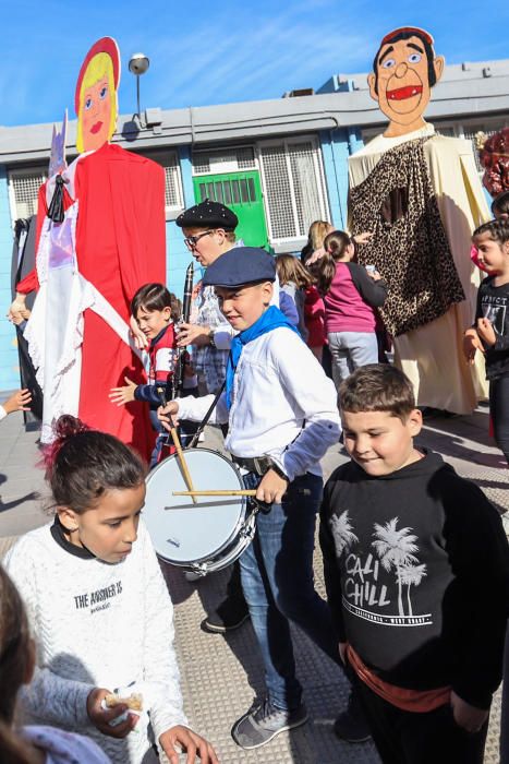 Los profesores recrean la tradición del pasacalles de La Charamita en el patio del Colegio Público Cuba durante las fiestas patronales