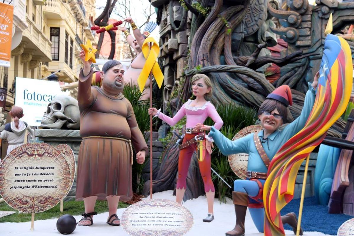 Una escena de la falla Almirall Cadarso-Comte Altea on apareix representat Oriol Junqueras, Carme Forcadell i Carles Puigdemont Una escena de la falla Almirall Cadarso-Comte Altea on apareix representat Oriol Junqueras, Carme Forcadell i Carles Puigdemont