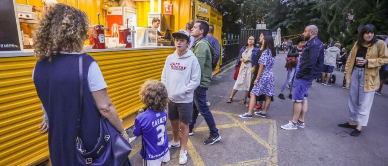 Un grupo de personas, en un puesto de venta de comida. | Irma Collín