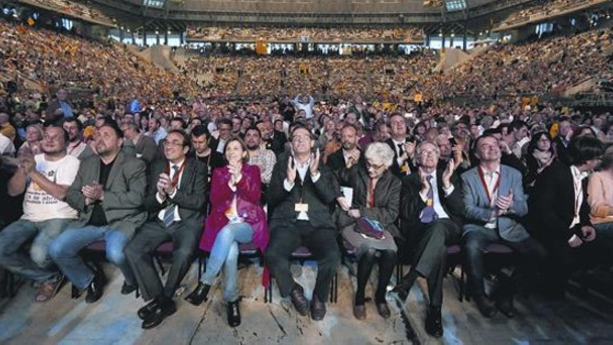 En primera fila, de izquierda a derecha, David Fernàndez (CUP), Oriol Junqueras (ERC), Josep Rull (CDC), Carme Forcadell (ANC), Josep Maria Vila d'Abadal (AMI), Muriel Casals (Òmnium Cultural), el alcalde Xavier Trias y Alfred Bosch (ERC).