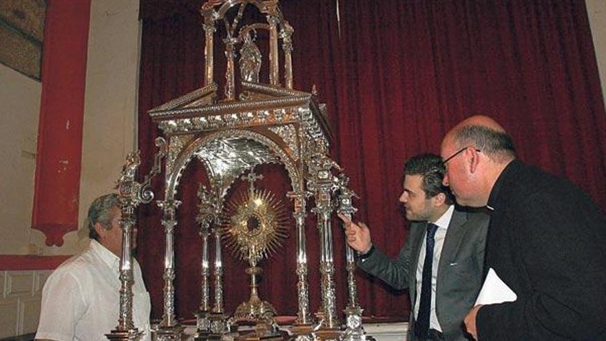 La comunidad eclesiástica viguesa presentó ayer el nuevo templete. // Diego Pérez