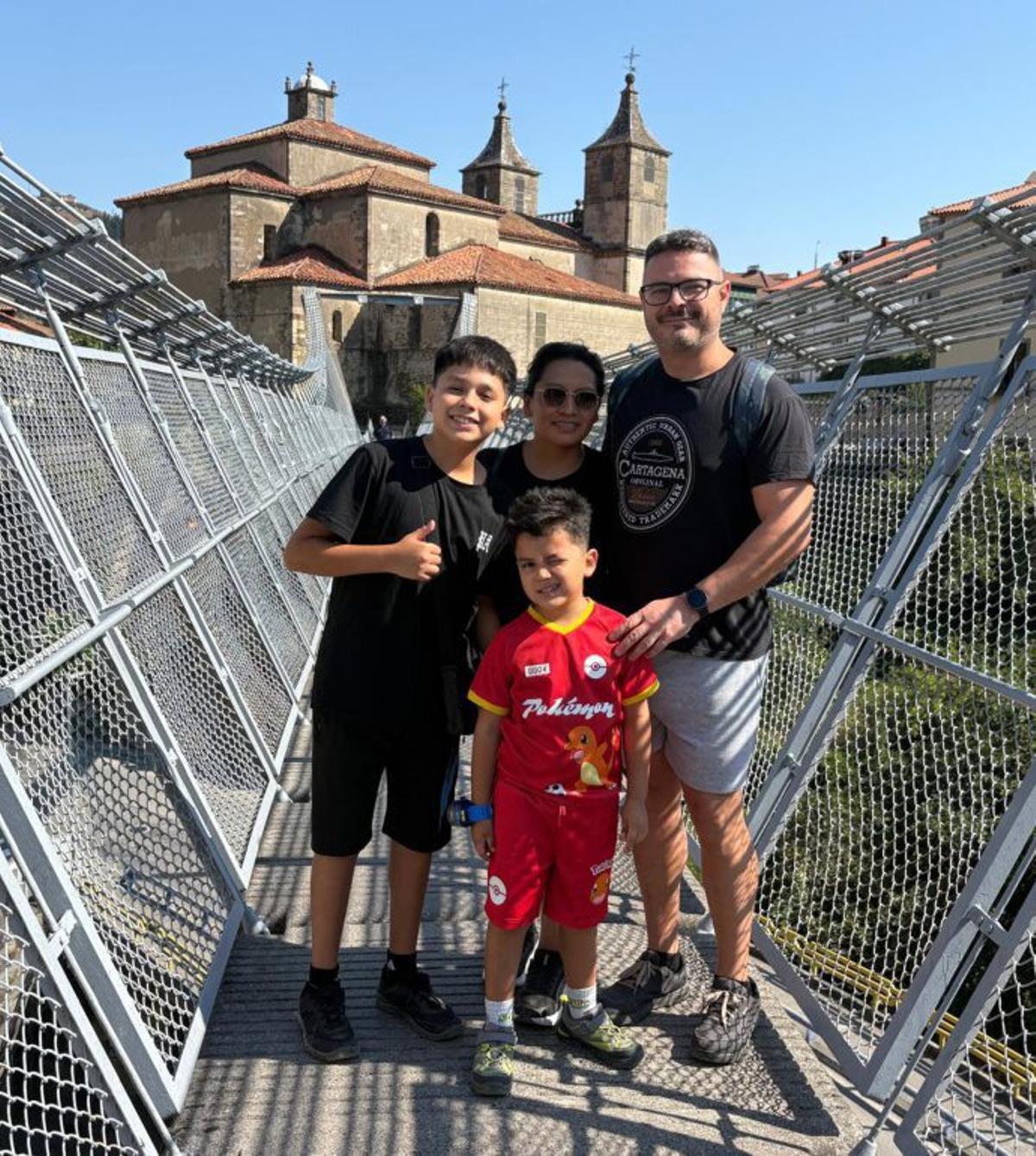 Por la izquierda, Laureano López, Blanca García, José Ángel Rodríguez y Benedicto Linares, vecinos de El Fuejo, ante el Puente Colgante. | D. ÁLVAREZ