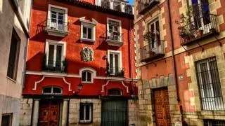 ¿Sabes cuál es la plaza más pequeña de Madrid? Su color principal es inconfundible