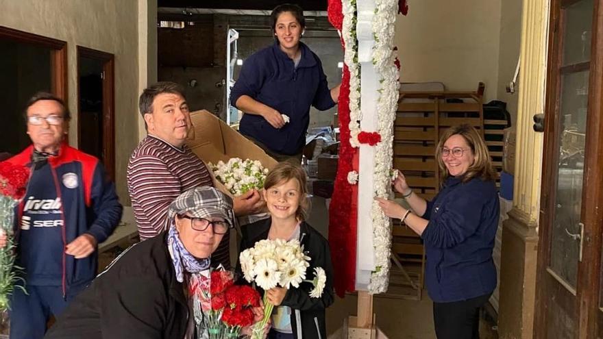 La Cruz de Mayo de La Torre con manos de artista fallera