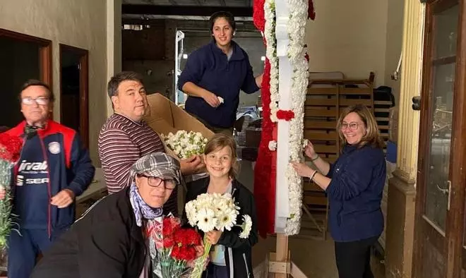 La Cruz de Mayo de La Torre con manos de artista fallera