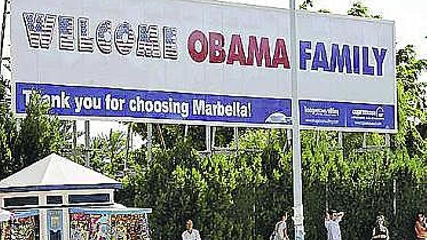 Arriba, un cartel da la bienvenida a los Obama. Abajo, una suite del hotel.