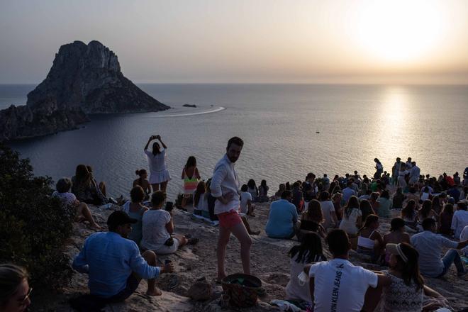La puesta de sol en Ibiza, un botellón con vistas
