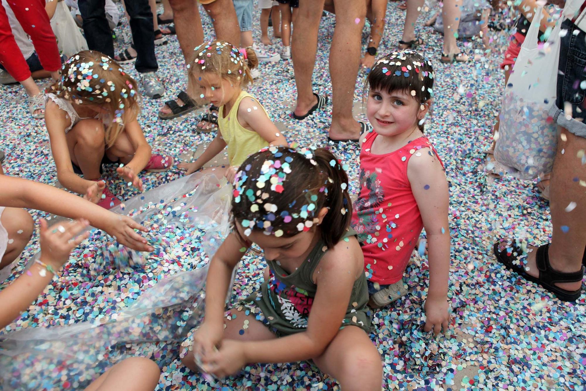 Pluja de confeti a la Festa Major Infantil de Sant Joan de Vilatorrada