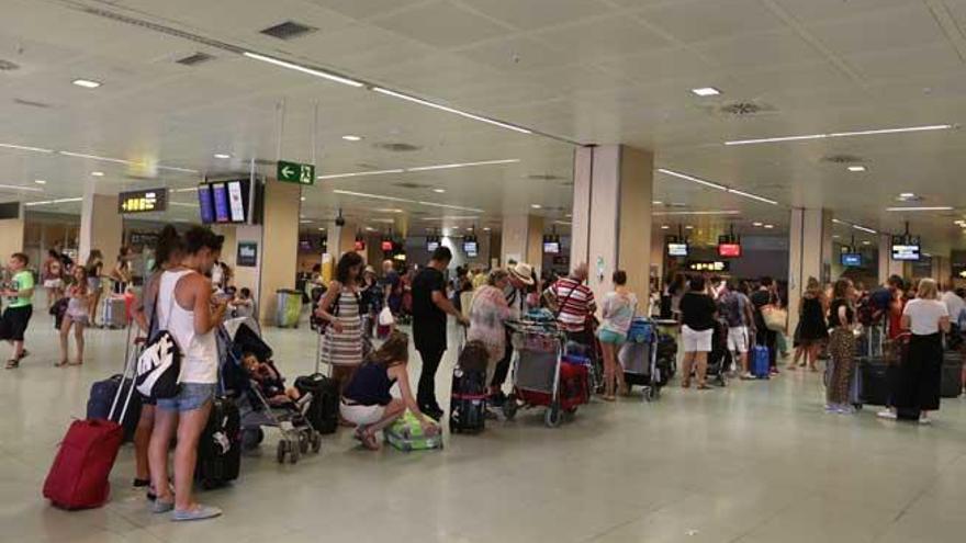 Viajeros en el aeropuerto de Ibiza.