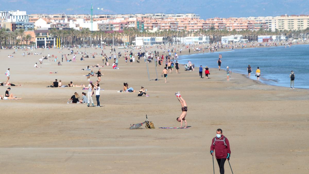 La playa de la Malvarrosa en un día de buen tiempo.