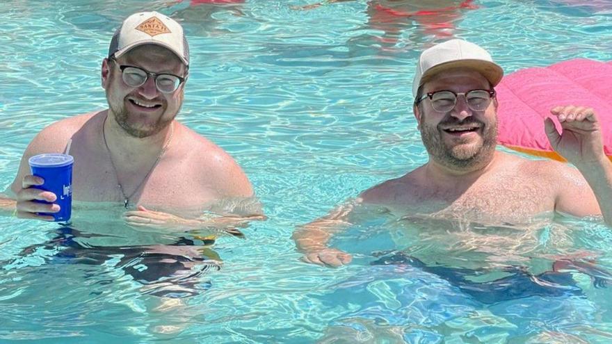 &quot;Él parece más &#039;cool&#039; que yo&quot;: un hombre encuentra a su doble en una piscina de Las Vegas