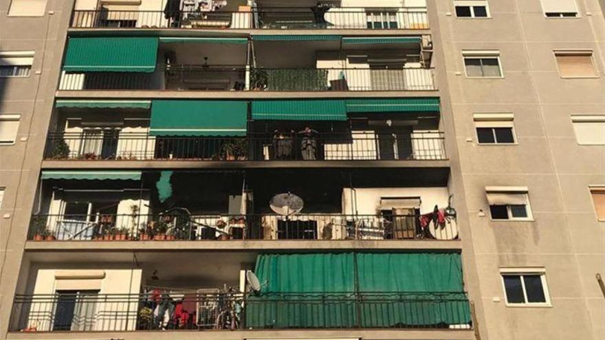 Un muerto al arder un piso en un edificio de La Llagosta