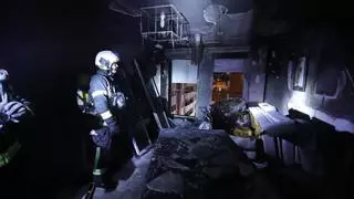 Desalojan a una mujer y sus dos hijos tras el incendio de su vivienda en calle Teresa de Calcuta