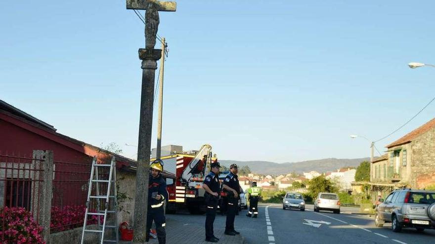 Bomberos y Policía Local durante la intervención para retirar este cruceiro. // Gustavo Santos