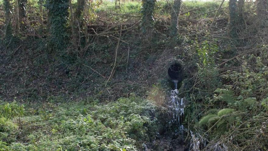 Lugar donde desagua el saneamiento de aguas pluviales de la carretera en Pruvia.