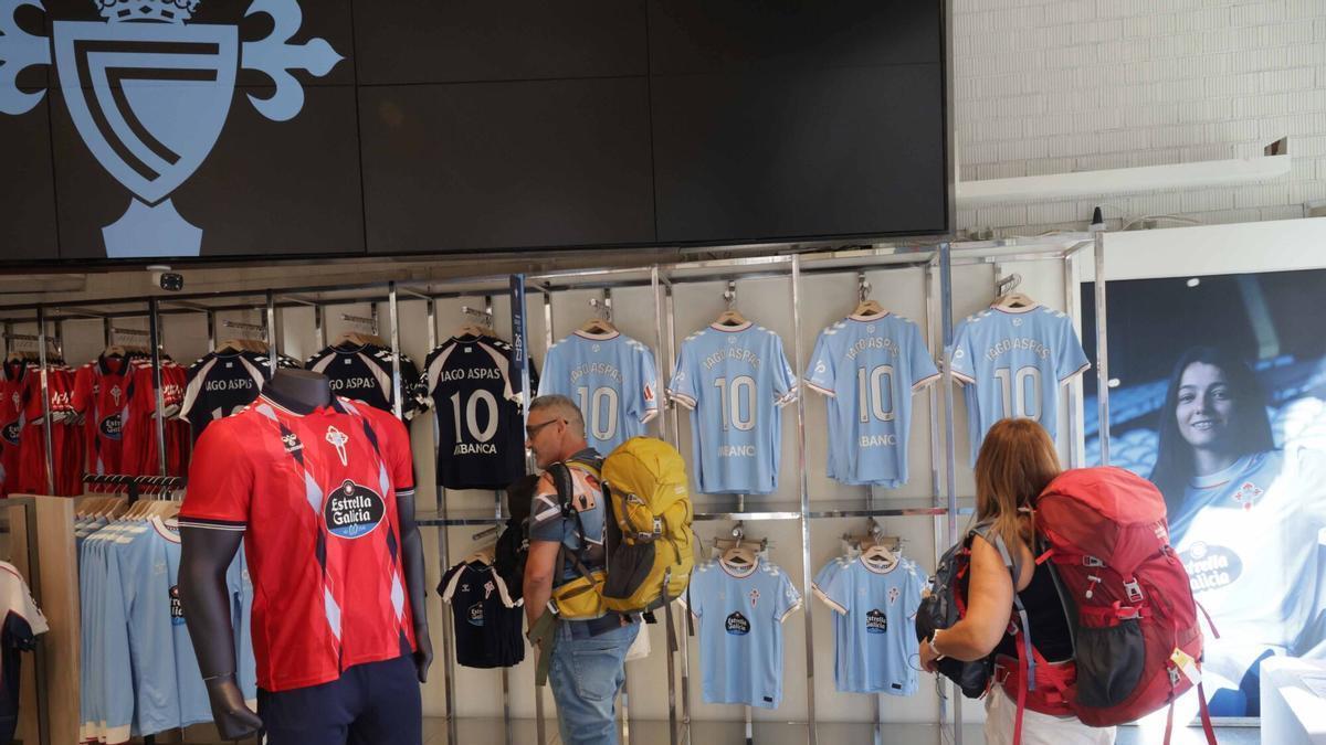 Primer día en la tienda del Celta en Príncipe con la tercera equipación de la próxima temporada a la venta